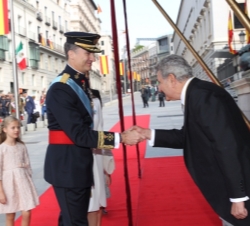 Su Majestad el Rey recibe el saludo del presidente del Congreso de los Diputados, Jesús Posada